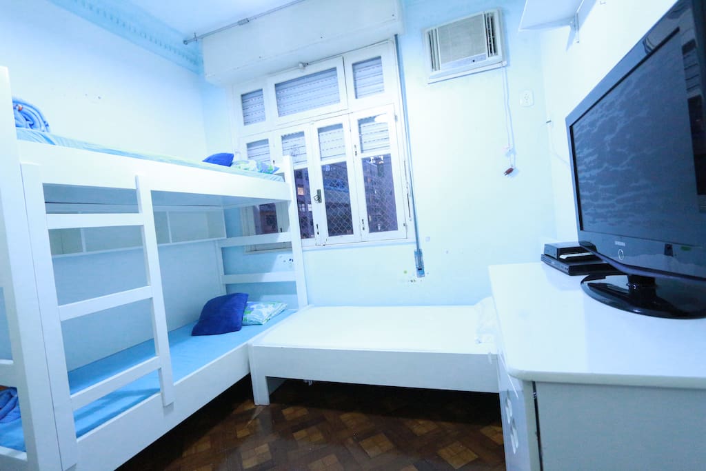 Quarto com beliche e cama de solteiro