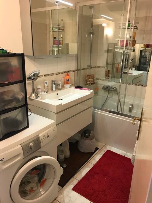 Salle de bain avec baignoire