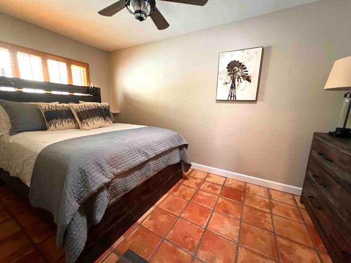 Habitación con colchón tamaño queen
