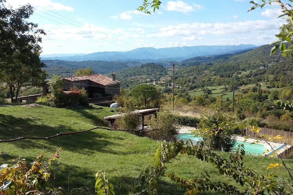 maison isolée en pleine nature avec superbe vue et piscine