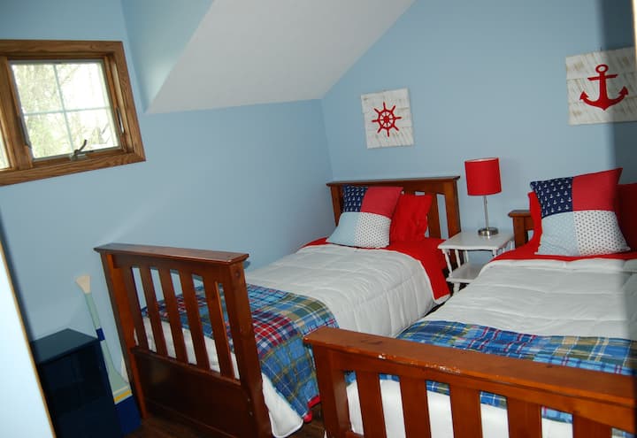 First Mate's Room ќе биде совршена за малите морнари во вашето семејство.  