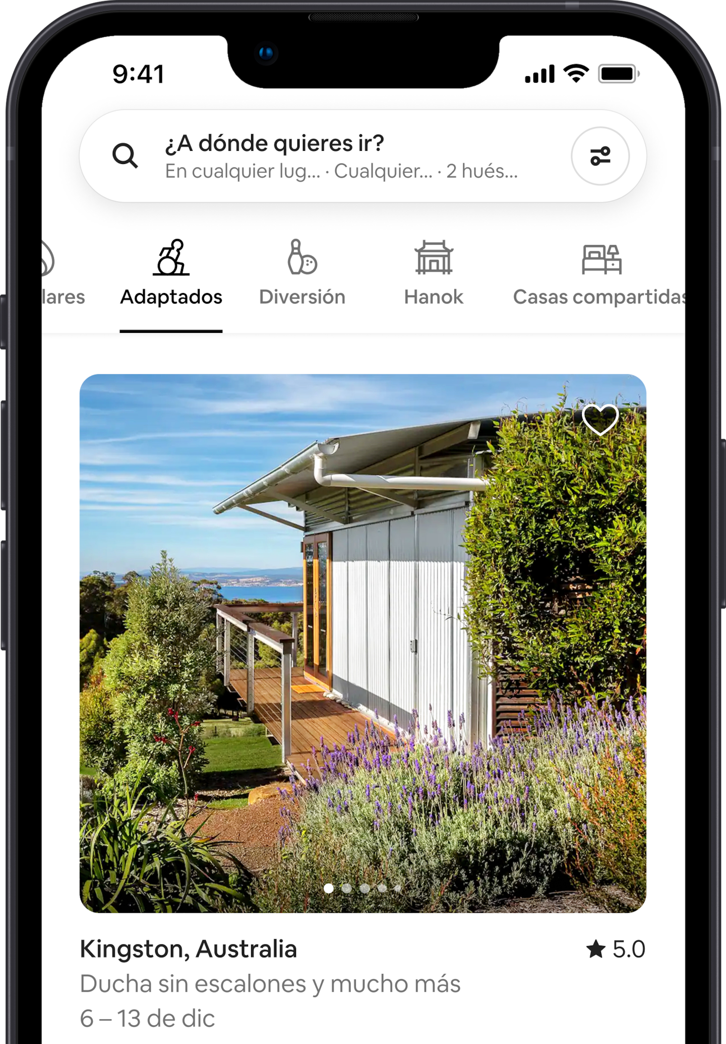 Un teléfono que muestra los alojamientos de la categoría Adaptados en Airbnb, con una casa que tiene una entrada sin escalones.