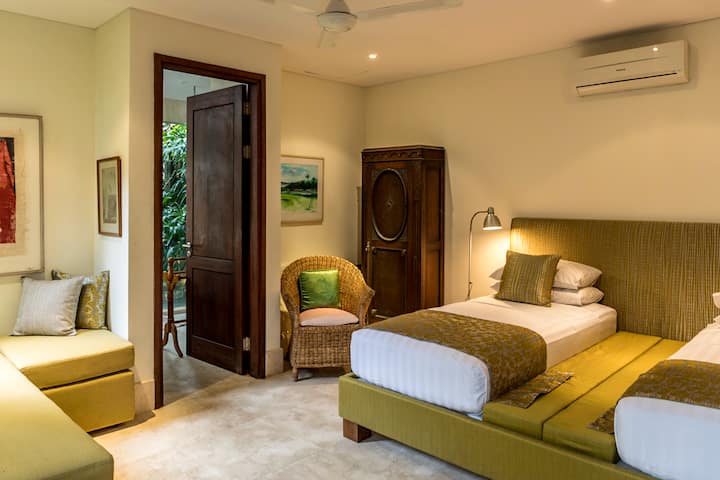 Quarto com duas camas de solteiro