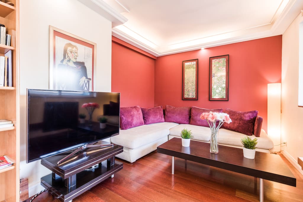 Salón con TV plasma