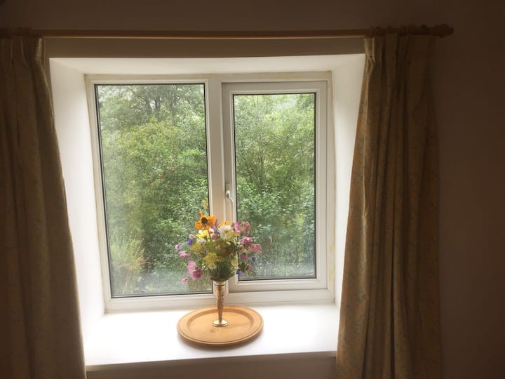Vista al jardín desde el segundo dormitorio