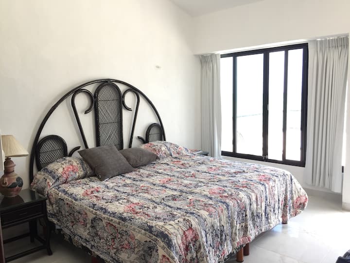 2. Schlafzimmer im 1. Stock mit Klimaanlage und einer Terrasse am Meer.