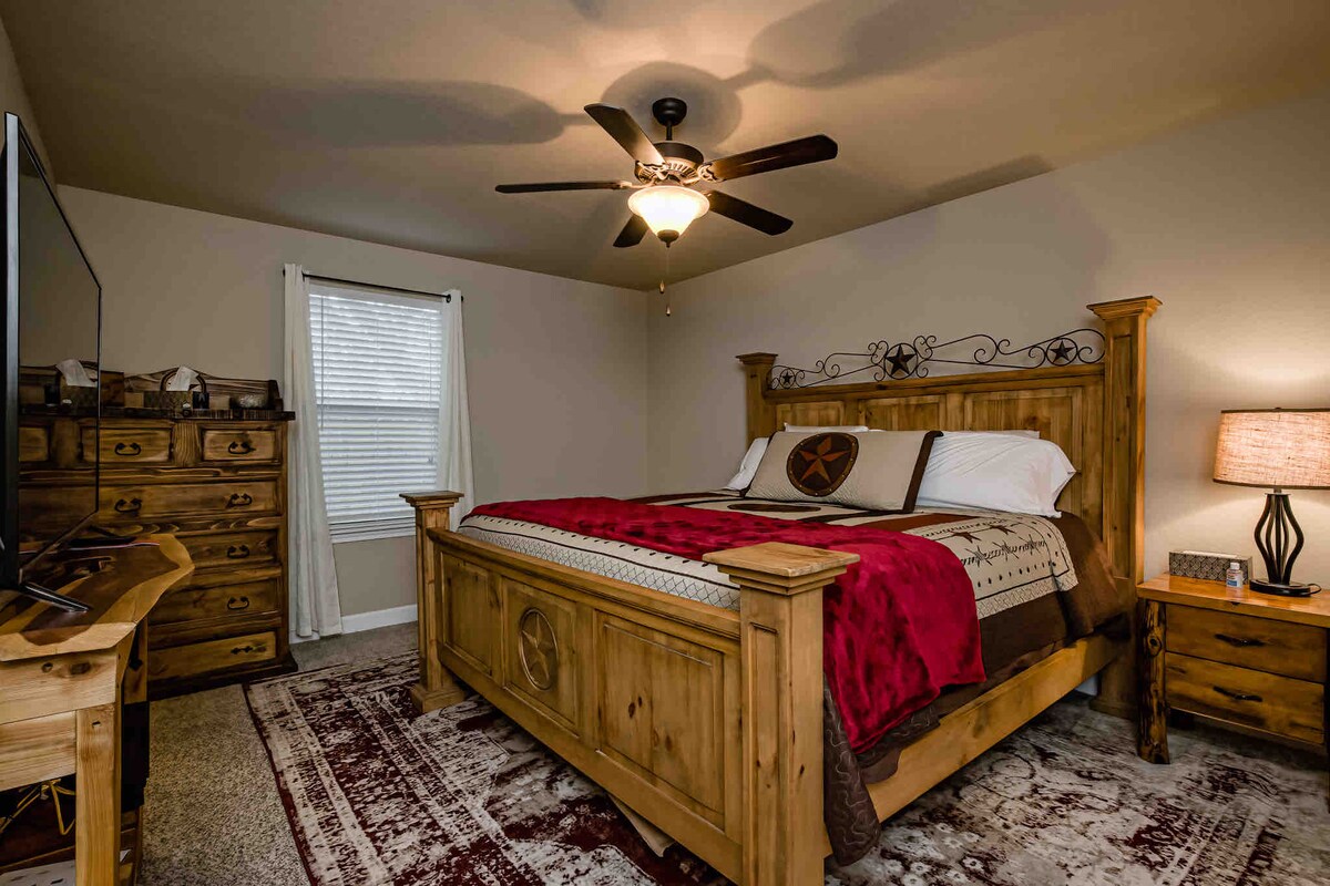 V spálni 1. Vlastná kúpeľňa, manželská posteľ King, 50-palcový inteligentný televízor. 