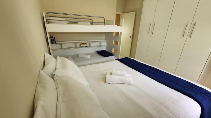 ห้องนอน - 1/6 (เตียงควีนไซส์ + เตียงสองชั้น)