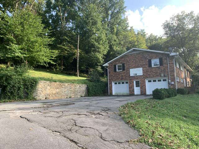 Hilltop Home – comfy, open, quick to downtown/BNA gallery image 3