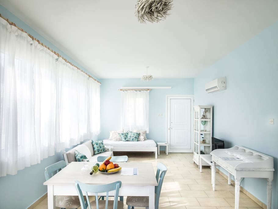 DINING / LIVING ROOM