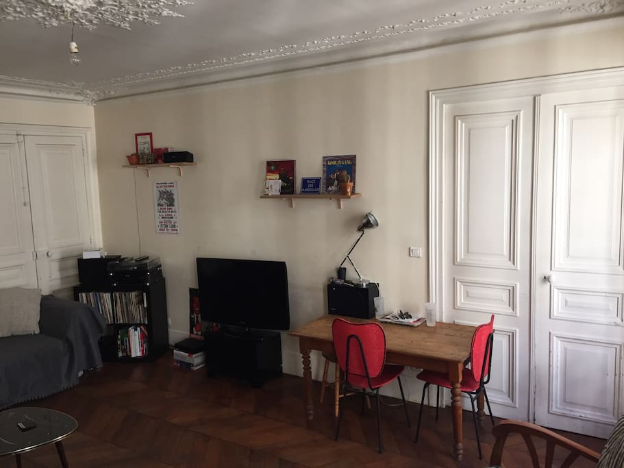 Grand salon avec deux canapés et table à manger