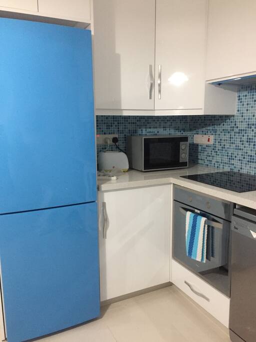 FRIDGE FREEZER OVEN HOB MICROWAVE