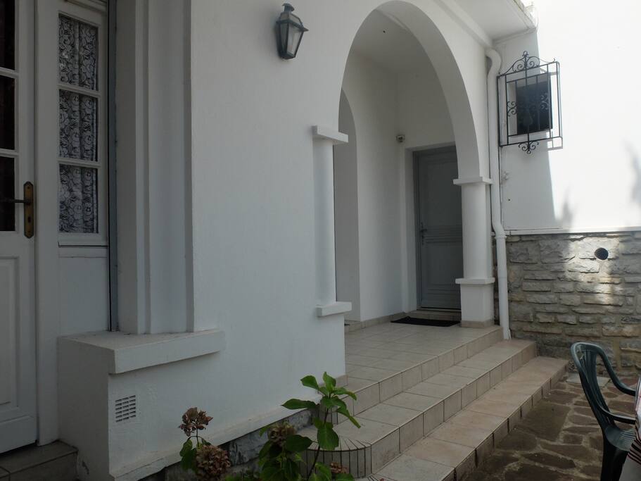 Une terrasse sous les arches