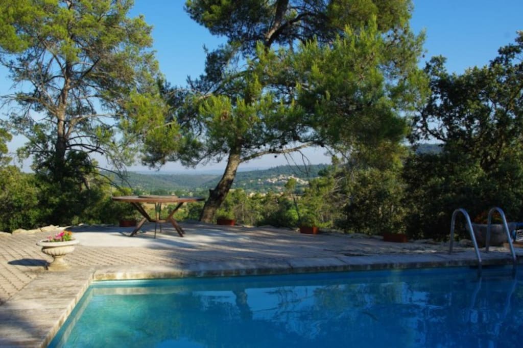 La piscine avec vue sur le village