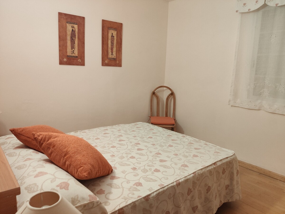 Ნომერი 1 - ლუქსი. 150x190 საწოლი სააბაზანოთი. 