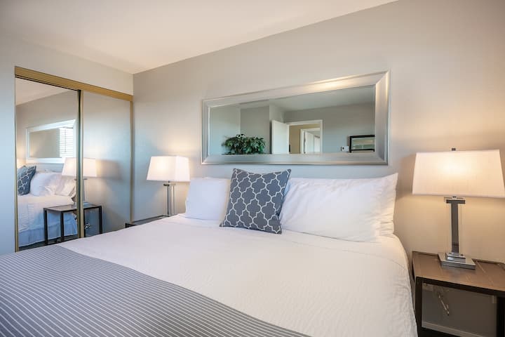 楼下加大双人床卧室 