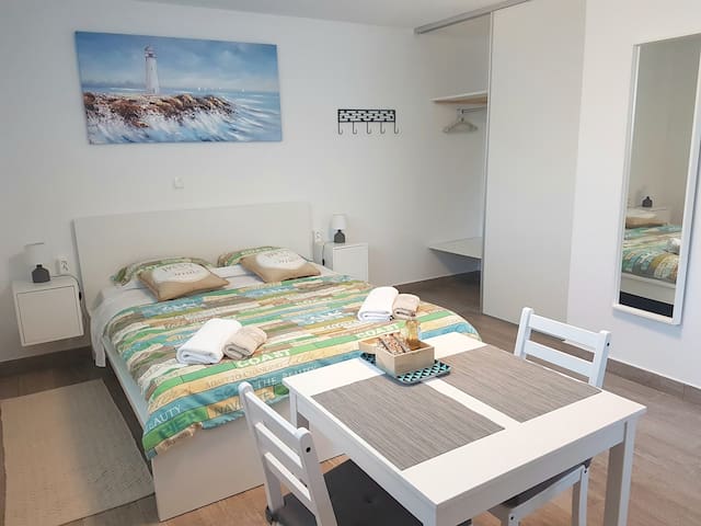 STUDIO APT. VECI a/c, free parking, beach 500m