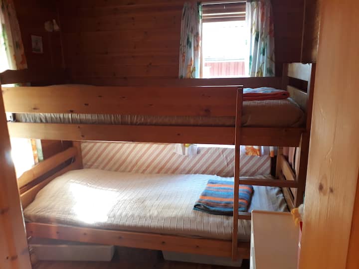 Dormitorio pequeño con litera.
El pequeño dormitorio con litera.