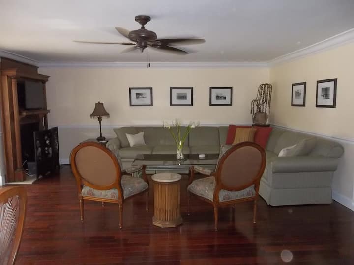 客厅可俯瞰阳台