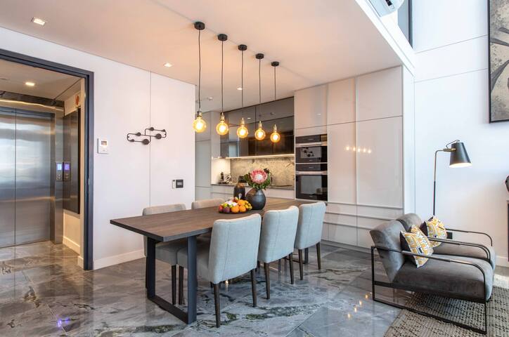 Upmarket Duplex Unit in the Heart of Sea Point (2) gallery image 4