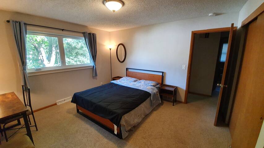 Cozy room in a convenient location