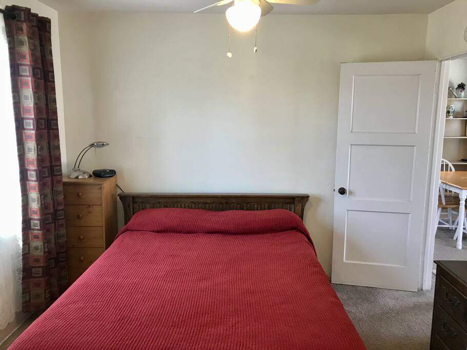 Queen size bed in the bedroom