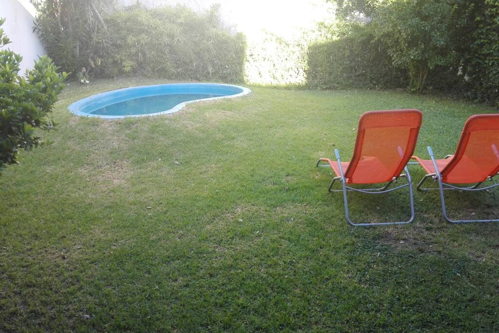 Casa con entrada por garage, amplio living, cocina, comedor, jardin con pileta y churrasquera. Cuenta con wifi, tv por cable, lavarropa.
Se encuentra ubicada proxima al centro de Mendoza, cercano al Parque General San Martin. Transporte publico, supermercado, kiosco, farmacia a metros de la vivienda.