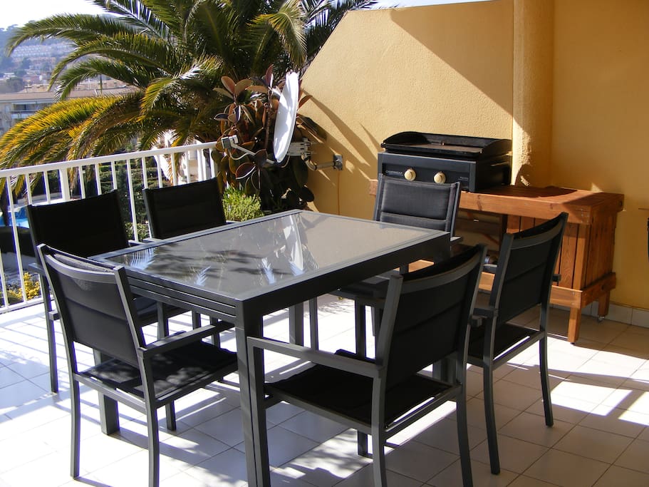The Apartment Terrace, 25 m² (with awning, dining table for 6, 2 sun beds & gas barbecue)