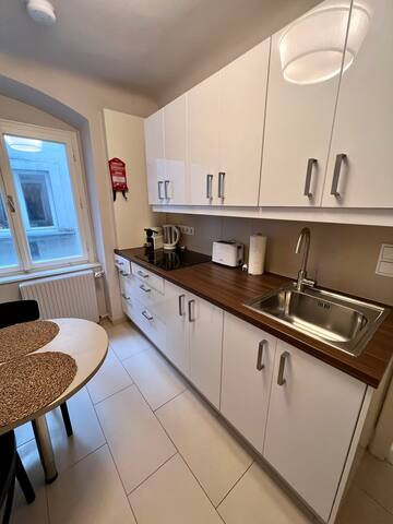 Stylish 4th-Floor Apartment in Vienna’s Heart gallery image 3