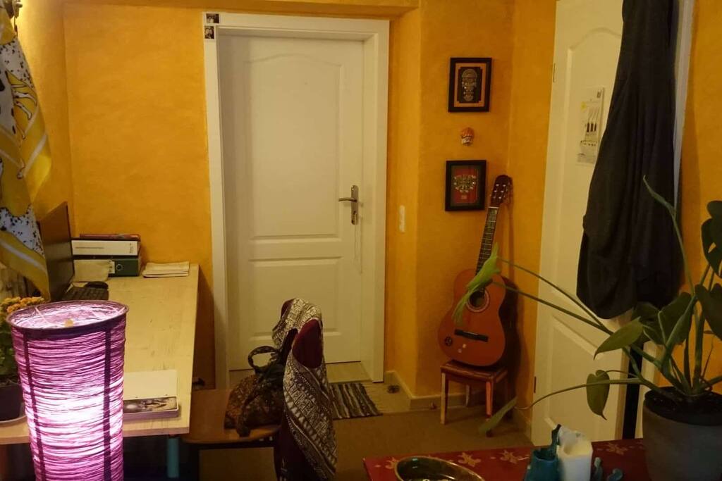 Zimmeransicht vom Bett mit der Tür zum Bad.
