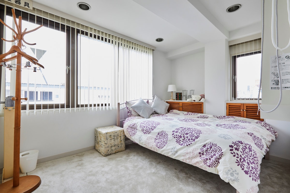 Dormitorio 3: cama doble, un colchón individual para una persona adicional.