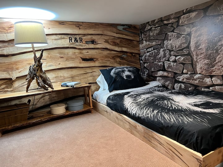 СПАЛНЯ  № 7 с единично легло е супер уютна спалня с нисък таван с климатик, вентилатор и много електрически контакти с. достъп чрез малки стълбиЛофт стая в стил с грандиозен нисък таван за млади хора или хора с младежки дух 