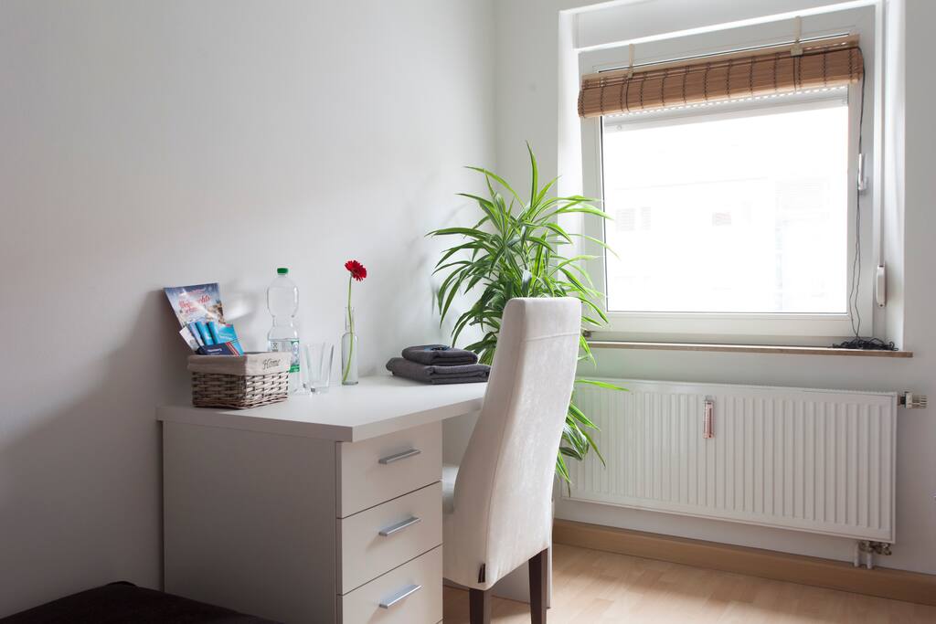 Das große, helle Gästezimmer mit eigenem Schreibtisch, gemütlichem Doppelbett und genügend Stauraum.