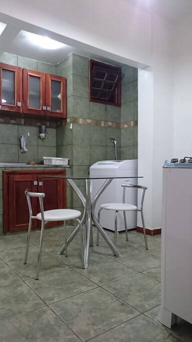 Armários embutidos, maquina de lavar roupas, mesa de vidro com banquetas