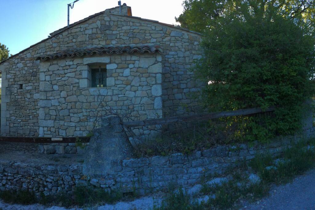 face est maison quand on arrive du village
