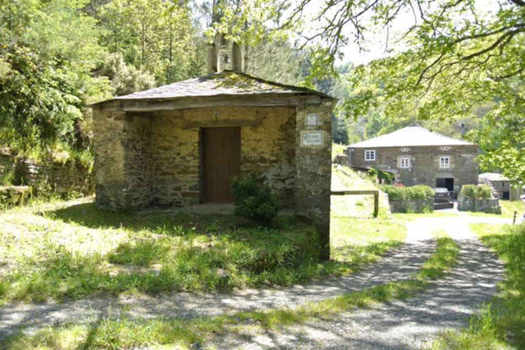Vista principal de casa y capilla