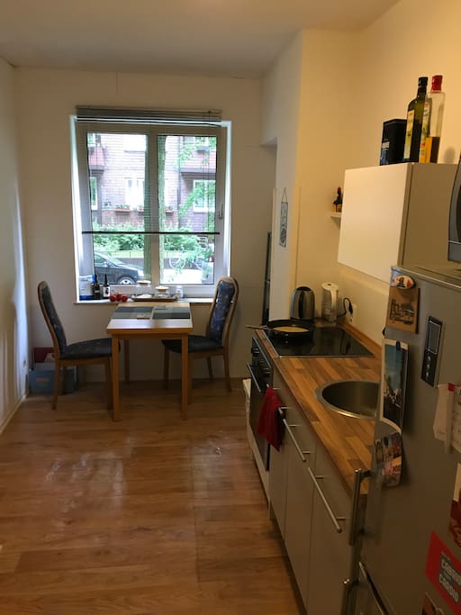 Die großräumige Küche steht für ausgiebiges Kochen und Schlemmen zur Verfügung.