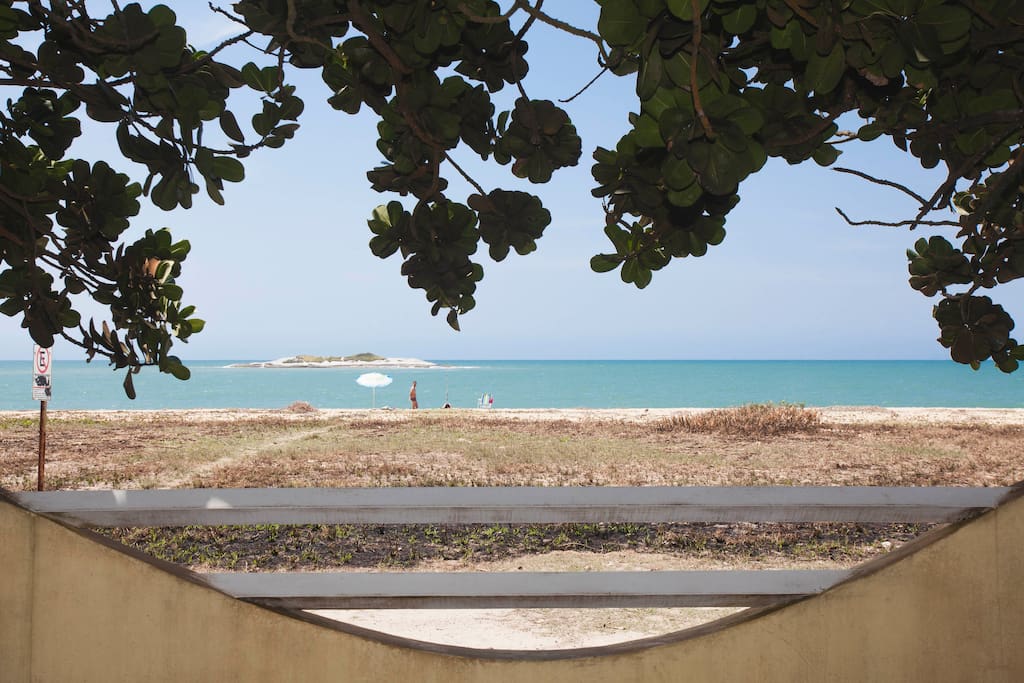 Casa pé na areia, a 20 passos do mar. Área de acesso restrito de preservação ambiental. Linda vista frontal.