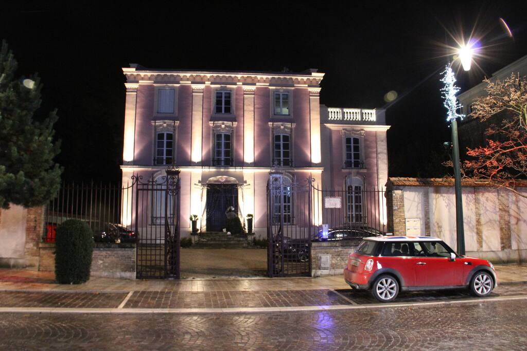 La Villa Rose illuminée/The illuminated of The Villa Rose