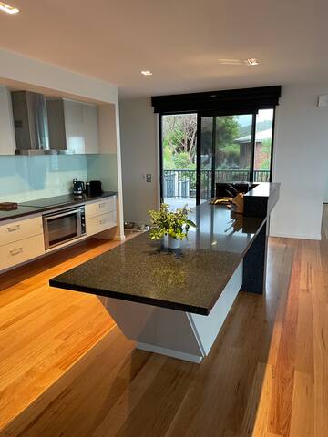 Premium 4-BDR house 150 metres to Fairhaven Beach gallery image 4