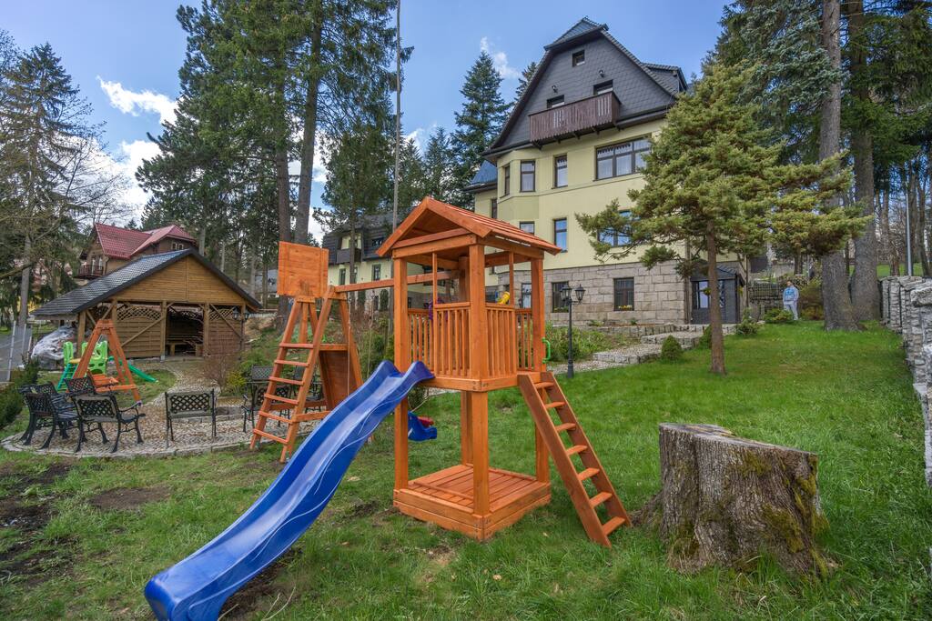 Sloneczna róza,Plac zabaw