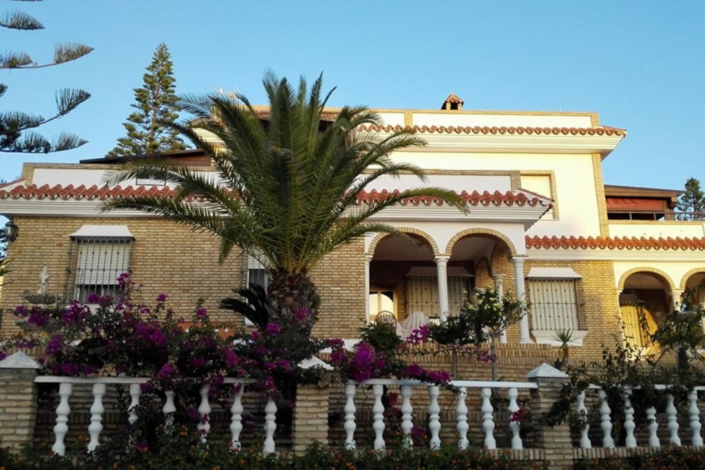El apartamento está situado en la primera planta de esta casa familiar. Tiene otra terraza posterior y una en otra planta superior, con magníficas vistas a Doñana. Es totalmente independiente de la casa, y tiene una entrada privada.
