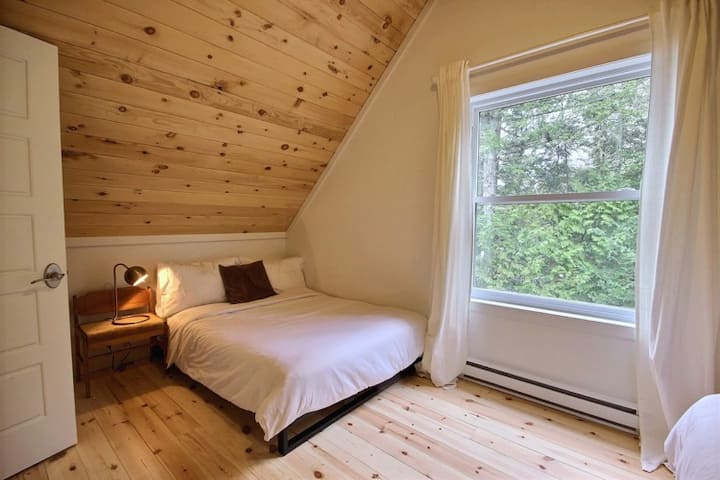 Bedroom on the top floor. 1 double bed and 1 king bed.