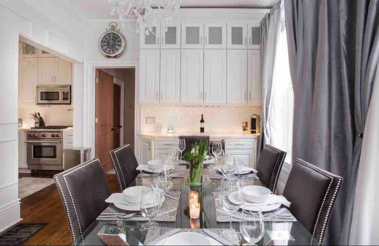 Opulent 3bdr2bth Old Town Luxury + Parking prmts gallery image 3