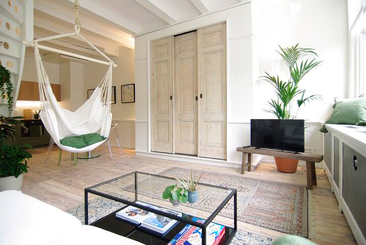 Stunning Designer Apartment, Downtown Location gallery image 2