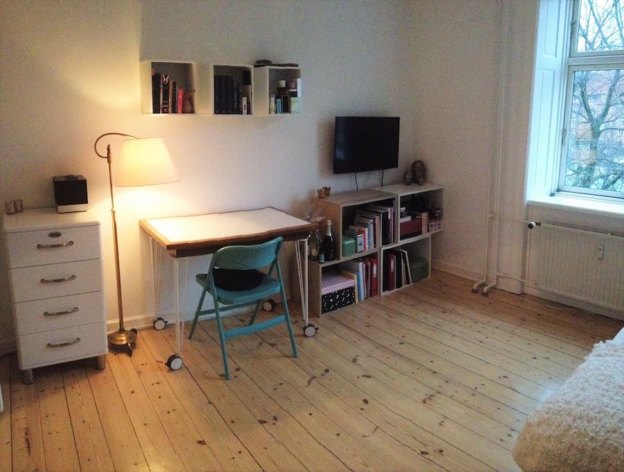 Skrivebord og fjernsyn
