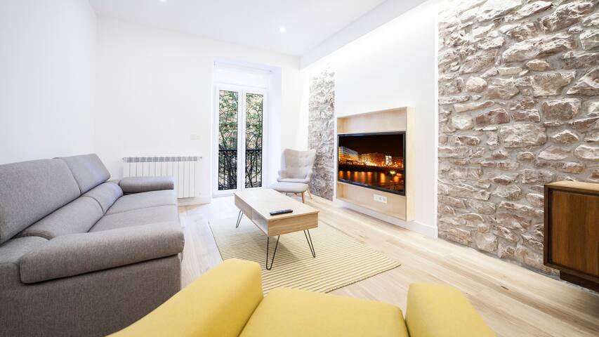 NEW Central Boutique Apartment 6 pax! gallery image 5