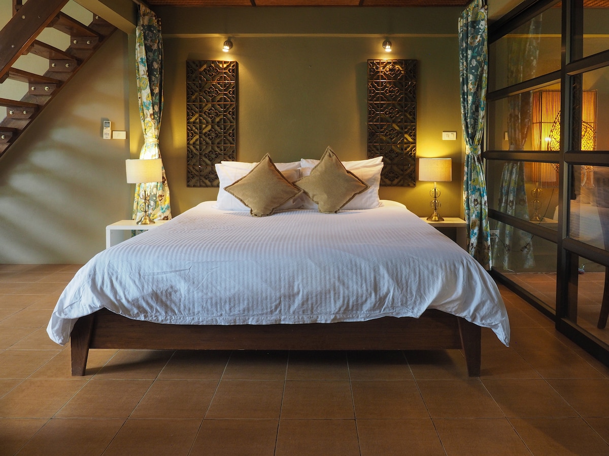 نحن نهتم بجودة نومك! نستخدم مرتبة عالية الجودة للسرير ونوفر أيضًا وسادتين متوسطتين + وسادتين ناعمتين (بديلتين)