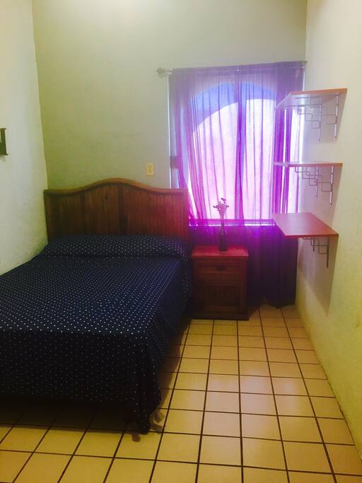 Recámara con cama matrimonial, clóset y ventilador