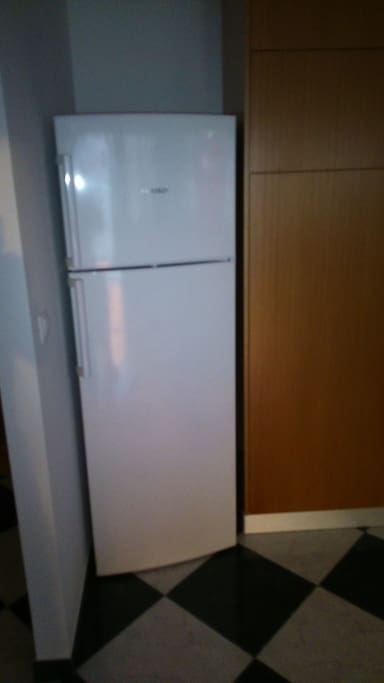 Grand frigo avec grand compartiment congélation...